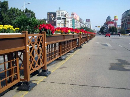 道路護(hù)欄多少錢(qián)一米是怎么定制的